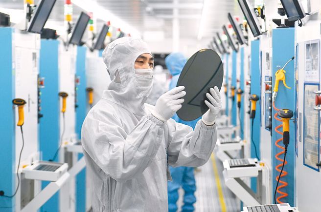 大陸宣布8月起對2種用於半導體的稀有金屬鎵、鍺實施出口管制。圖為浙江省一家科技公司員工在檢查晶圓。（中新社）