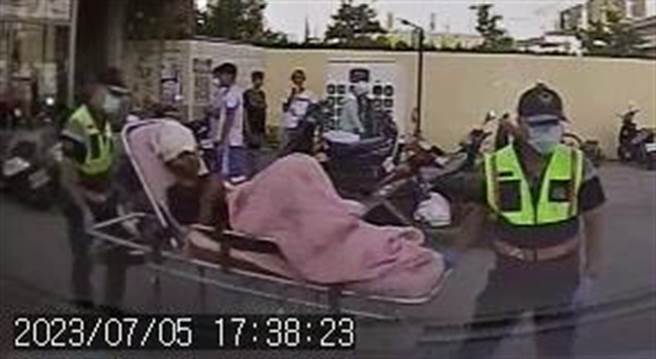 消防人員將行凶男子的兒子送醫。（民眾提供／孫英哲彰化傳真）