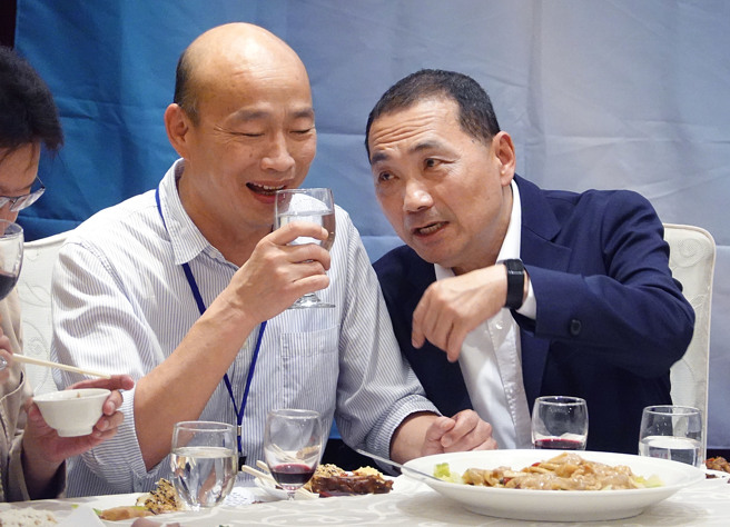 图为国民党黄復兴党部成立67周年会庆活动，国民党总统参选人侯友宜（右）与前高雄市长韩国瑜合体。（资料照,姚志平摄）（饮酒过量，有碍健康）