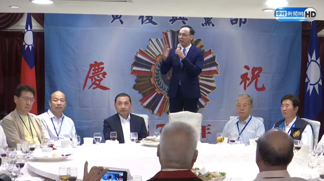 国民党总统参选人侯友宜(左三)与前高雄市长韩国瑜(左二)在国民党黄復兴党部67周年活动中合体，但两人间距离较远，被外界放大解读。(图撷取自中时新闻网)