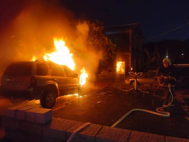 金门山后村昨晚惊传火烧车！警消获报后立即出动各式消防、救援车辆6辆及职消人员10名前往抢救。（图／金门县消防局提供）