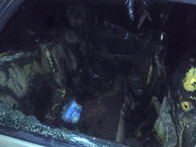 警消到场后歷时约3分钟即有效压制火势，幸无人员伤亡，但车辆已被烧得残破不堪。（图／金门县消防局提供）