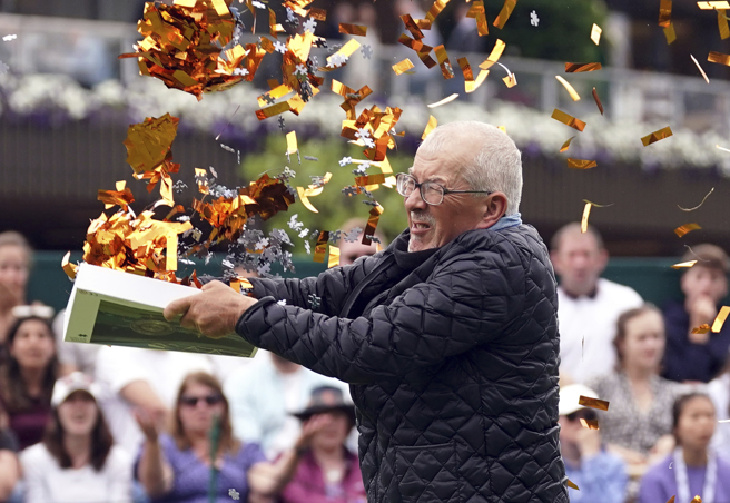 抗议者撒下橘色纸屑。（美联社）