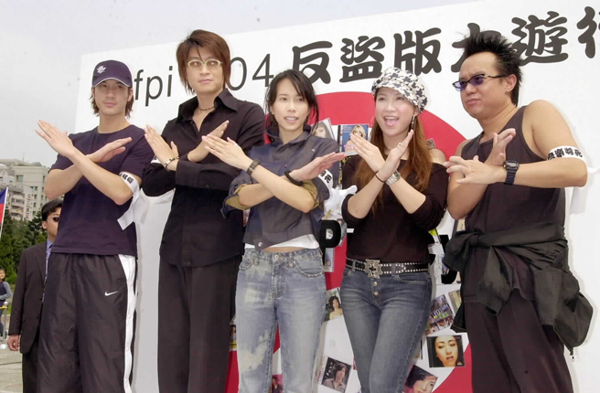 王力宏（左起）、游鸿明、莫文蔚、李玟、黄大炜2002年曾参加反盗版大游行。（图／中时资料照片）