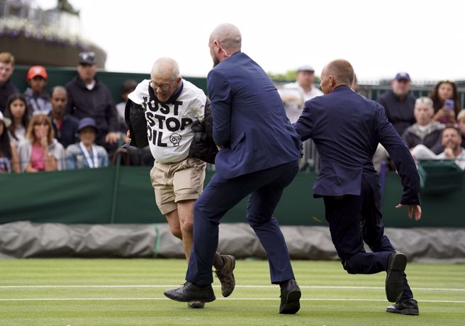 抗议者遭警方围捕。（美联社）