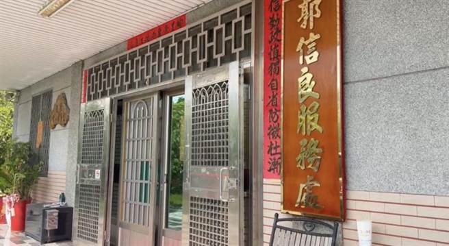 郭信良服务处一早遭到检调搜索。（读者提供／曹婷婷台南传真）