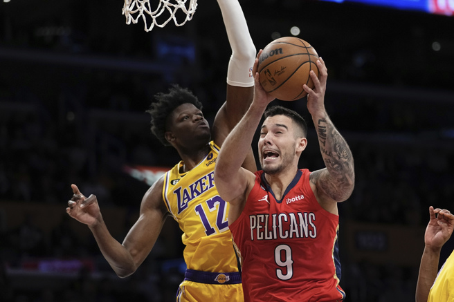 班巴（左）尝试封阻对手。（美联社资料照）