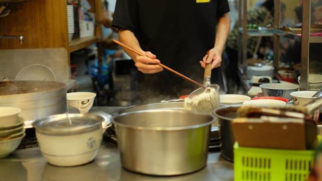 新冠肺炎疫情期間，王姓女子卻在LINE群組轉傳新北市新店一家麵店「賣麵的老公去萬華確診隔離」，害麵店門可羅雀，營業損失慘重，台北地方法院將判處罰金2萬元確定。(示意圖／shutterstock)