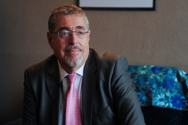 瓜地马拉总统候选人阿雷巴洛在首轮投票爆冷拿下第2高票后，现指控政府试图将他自2轮决选中除名。（图/路透社）