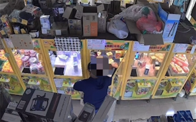 嫌犯利用万用钥匙行窃。（翻摄照片／高雄洪靖宜传真）