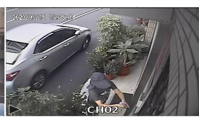 年约40岁的妇女6月18日16时38分左右头戴帽子及口罩出现在大里区新生西路的服务处前，将恐吓传单插在警方巡逻箱后离去。（台中市议员李天生提供／潘虹恩台中传真）