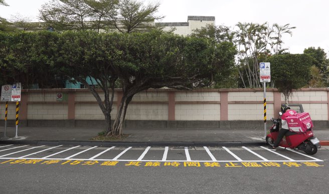 台北市目前30处、233格限停15分钟机车格， 7月20日起调整为每次停放20分钟，并得延长1次，0至20分钟免费，20至40分钟则收费20元，超过40分钟者。（本报资料照／张铠乙摄）