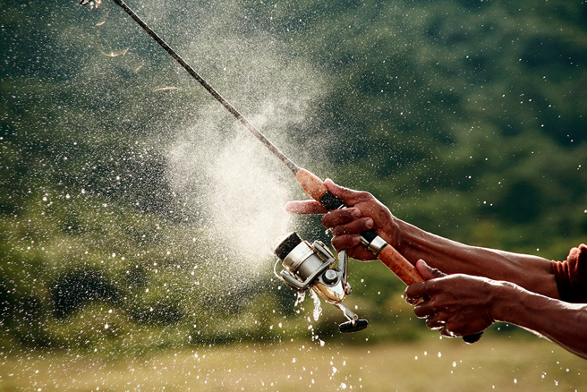 男子经过40分钟的缠斗后，终于幸运钓起破百公斤的巨大鲶鱼。（示意图／达志影像）