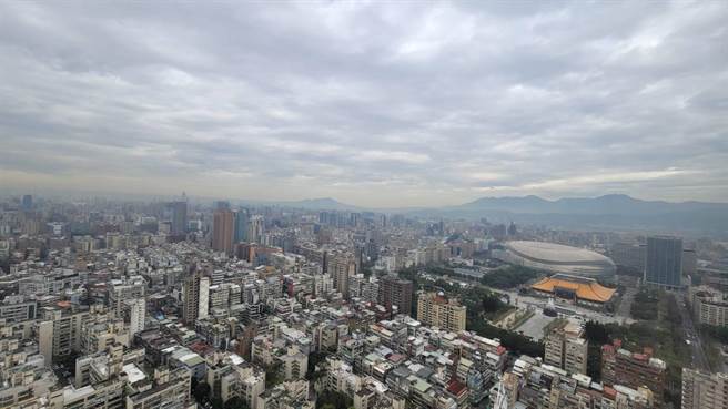 信义房屋不动产企研室专案经理曾敬德指出，近期不断房市政策出炉，单一政策影响有限，且一般民眾不会清楚理解政策到底影响甚么，尤其年底前又是选战发酵的时间点，若未来持续有房市政策被抛出，恐怕会「乱拳打死老师傅」。(王莫昀摄)