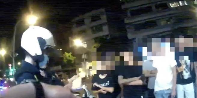 警方拦下屁孩取缔开单。（警方提供）