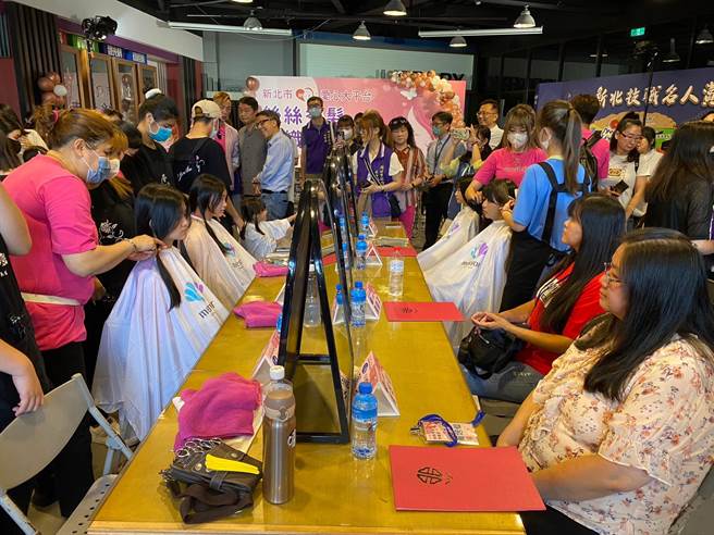 22位热心大小朋友参与响应捐髮助癌友的活动。（高钧麟摄）