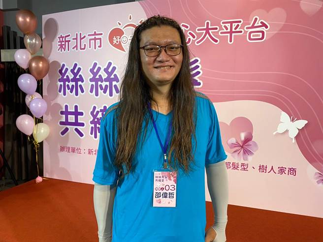 卲伟哲是全场唯一的男性捐髮人。（高钧麟摄）