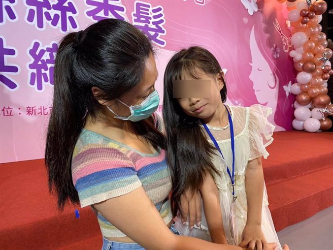 年龄最小的捐髮人蔡惇翊今天在妈妈的陪同下，捐出自己留了2年的头髮。