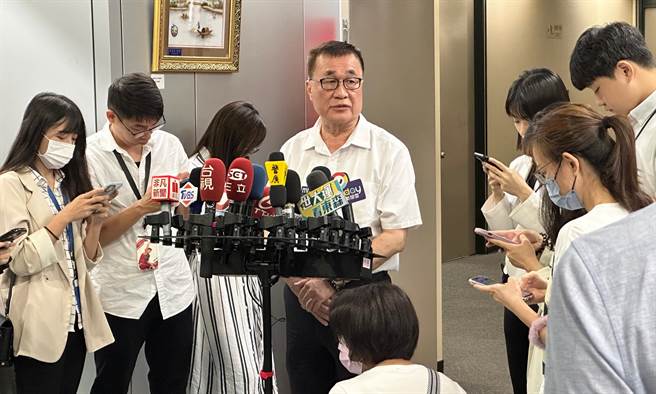 針對在臉書上稱大巨蛋「是誰搞臭的才是罪人」，遭到前市長柯文哲反稱「要怪就怪馬英九」，台北市副市長李四川6日回應，沒有在指稱任何人，如果柯文哲要對號入座，他也沒有辦法。（丁上程攝）