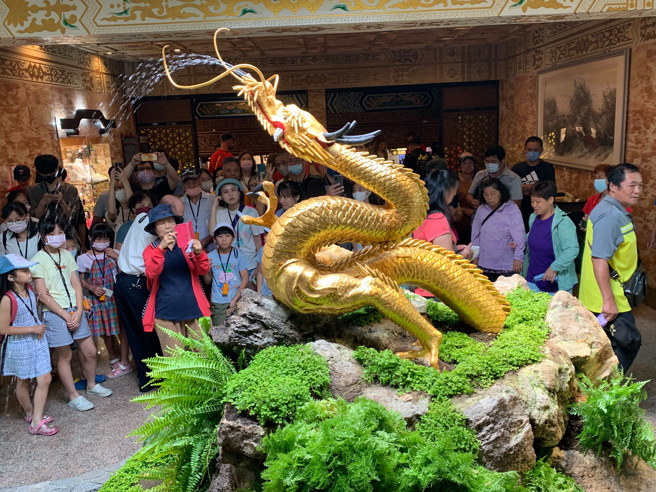 圆山大饭店金龙喷泉第一阶段修復6日完成，揭幕后吸引许多旅客前往观赏。（邓博仁摄）