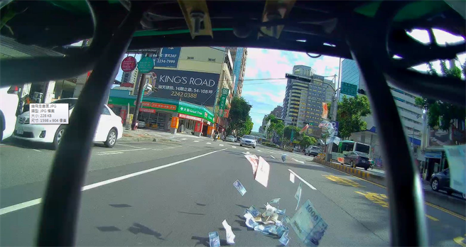 台中市北屯区文昌派出所日前获报在崇德与青岛路口发现大量的现金散落在地上。（台中市第五分局提供／冯惠宜台中传真）