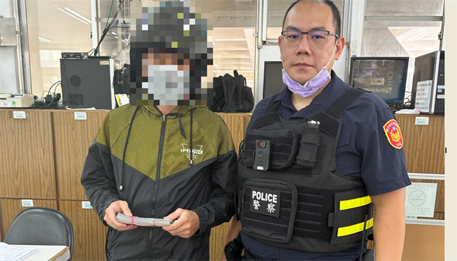 35岁的王姓外送员赶着送餐时不慎掉落了12万元现金，警方帮助他找回后，他也相当感谢。（台中市第五分局提供／冯惠宜台中传真）