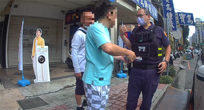 文昌派出所警员，接到报案后，他们立即赶到崇德与青岛路口的现场。（台中市第五分局提供／冯惠宜台中传真）