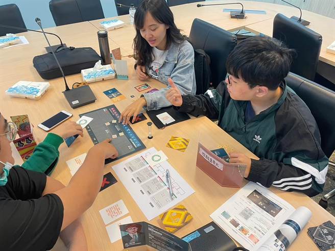 台科大原资中心「议题桌游：眾声议会工作坊」学员彼此讨论想法。（台科大提供／李侑珊台北传真）