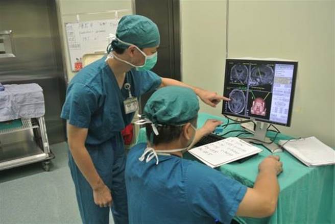 神經團隊討論精確定位晶片放置位置。（台中慈濟醫院提供／陳淑娥台中傳真）