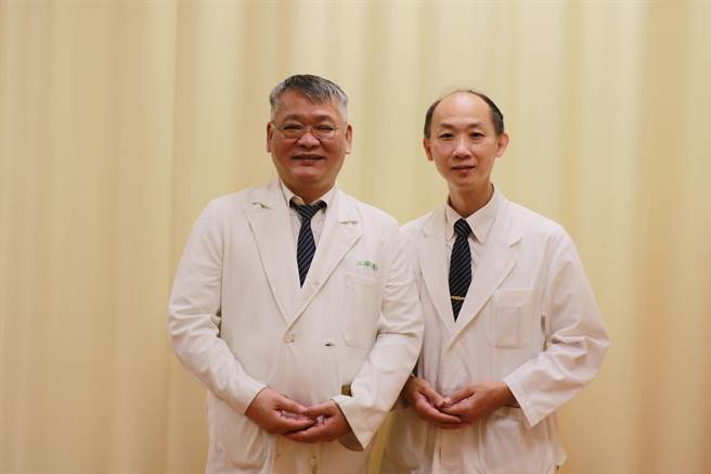 江培業醫師（左）郭啟中醫師（右）攜手治療巴金森病人。（台中慈濟醫院提供／陳淑娥台中傳真）