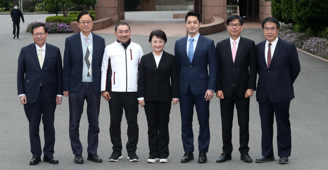 六都市长上任满半年，媒体公布最新施政满意度，蓝营中表现最好的是台中市长卢秀燕，满意度达到62.72%。图为陈建仁内阁上任后的首次行政院院会，邀请六都市长出席。右起分别为台南市长黄伟哲、高雄市长陈其迈、台北市长蒋万安、台中市长卢秀燕、新北市长侯友宜、桃园市长张善政及行政院副院长郑文灿。（资料照／刘宗龙摄）