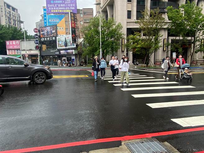 汽机车礼让行人新制6月30日上路，但新制被认为根本是行人霸王条款，惹的民怨四起。（陈育贤摄）