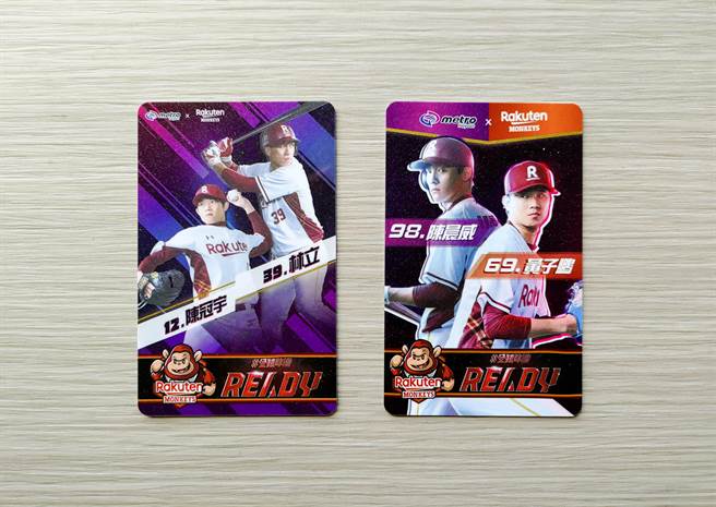 挺猿一日票共2款设计，车站现场购买为「陈冠宇、林立」版面（左），全家FamiPort购买为「陈晨威、黄子鹏」版面（右）。（桃捷提供／蔡明亘桃园传真）