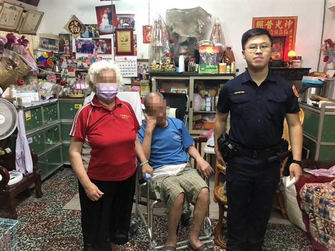 桃园大园90岁老翁，5日在家中厕所跌倒，无法独自起身，妻子前往住家旁派出所求助。（翻摄照片／蔡明亘桃园传真）
