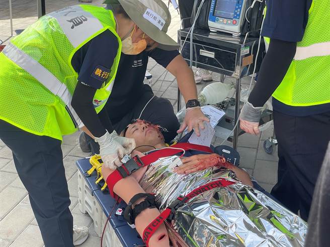 台东县灾难医疗救护队今上午首次集结卫生局所办理实兵演练，模拟体育馆遇地震建筑物倒塌，造成百余人轻重伤。（萧嘉蕙摄）