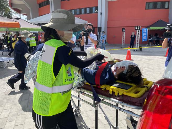 台东县灾难医疗救护队未来将整合消防局EMTP高级救护技术员后送。（萧嘉蕙摄）