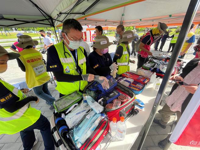 台东县灾难医疗救护队由各乡镇市卫生所医师、护理人员担任主力。（萧嘉蕙摄）