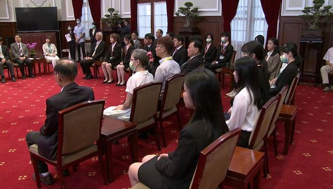 接見科展代表團 。蔡英文期勉替台灣注入新研究能量（翻攝自總統府錄影畫面）