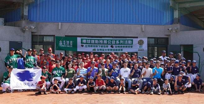 国体大台啤棒球队今日飞抵金门进行暑期棒球营活动，期提升并推广离岛学生棒球运动水平。(图／民眾提供)