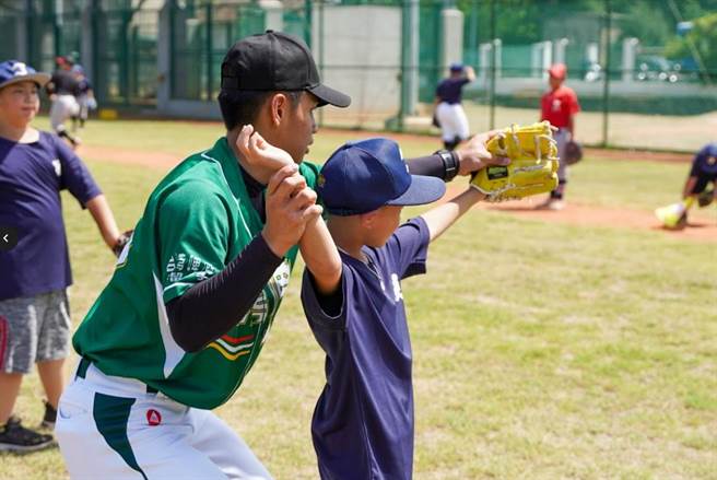 小学员们在专业选手与偶像的指导下，学习棒球技能超开心。(图／民眾提供)
