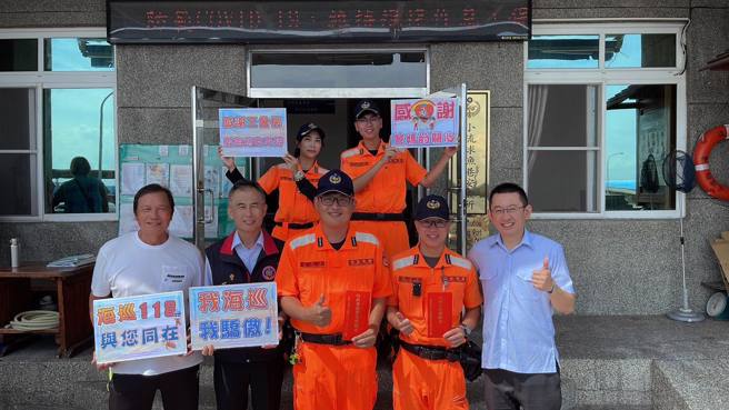 海巡之友會南部分會長王文成代管碧玲送丹丹漢堡，向小琉球安檢所同仁表達肯定。（圖 / 管碧玲臉書）