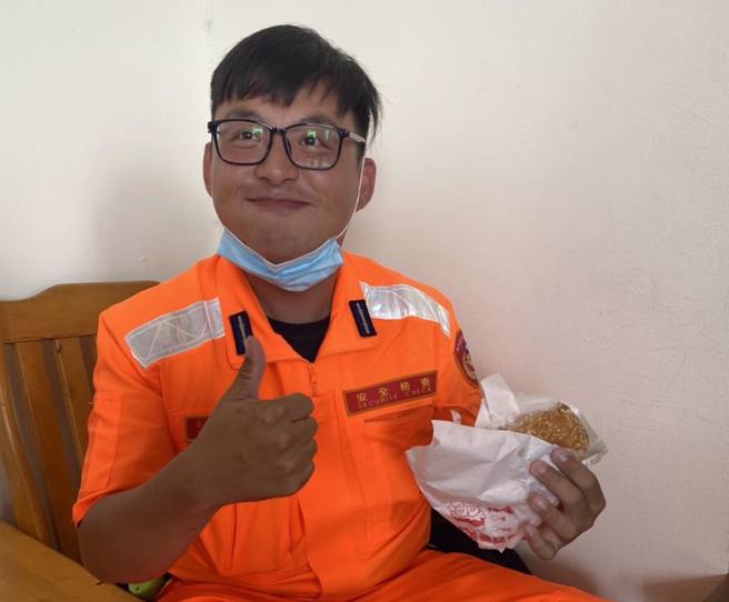 圖為跳海搶救10歲男童，海巡署小琉球安檢所吳俊輝中士。（圖／管碧玲臉書）