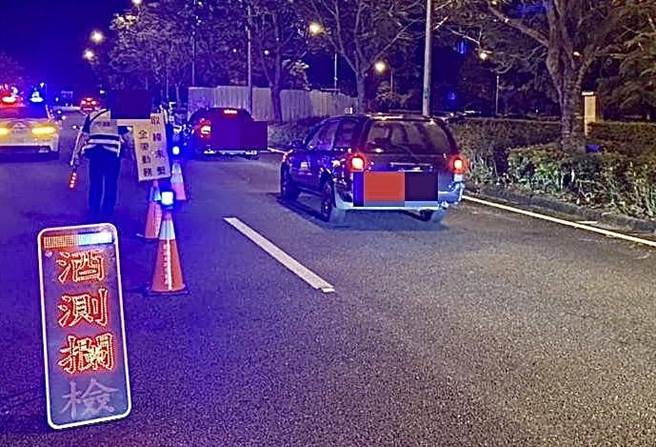 南投县警局蔡姓警务参3日深夜疑酒驾开车闯红灯，遭巡逻警员拦下，他拒测依法遭开单罚18万元并扣车、扣照。（资料照片／杨静茹南投传真）