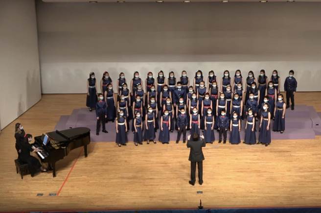 大村国小合唱团演唱「知足」的比赛画面。（翻摄YouTube／孙英哲彰化传真）