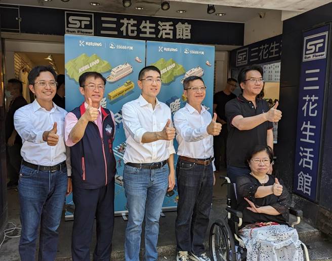 基隆市长谢国梁（左3）、基隆市交通处长王圳宏（左1）与台湾大车队合作，将于今年9月起，在庙口商圈推出城市代客泊车服务。（张志康摄）