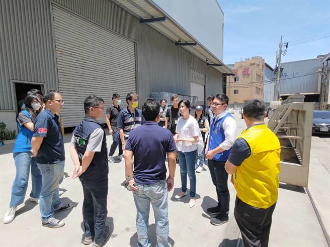 立法委员万美玲昨率队，带领市议员钱龙、市议员牛煦庭一起和先趋科公司及环保局现场会勘。（立法委员万美玲提供／陈梦茹桃园传真）