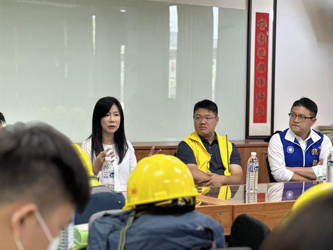 立法委员万美玲昨率队，带领市议员钱龙、市议员牛煦庭一起和先趋科公司及环保局现场会勘。（市议员钱龙提供／陈梦茹桃园传真）