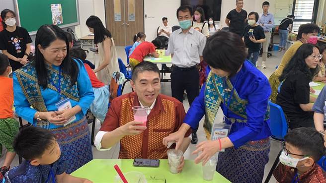 基隆市長謝國樑（中）與身為新住民的綜發處長林麗蟬（右二）以及教育處長劉美蘭（左）共同體驗手作「粉紅泰式奶茶」。謝笑說他生肖屬於「螞蟻」，非常喜歡甜食，也對成品很滿意。（徐佑昇攝）