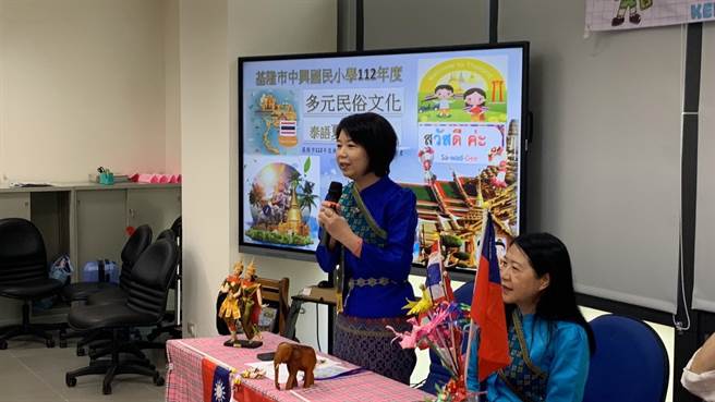 身為來自柬埔寨新住民的綜發處長林麗蟬現場教小朋友柬埔寨語的打招呼及感謝。（徐佑昇攝）