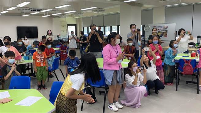 現場同學們練習泰語的打招呼及合掌禮儀。（徐佑昇攝）